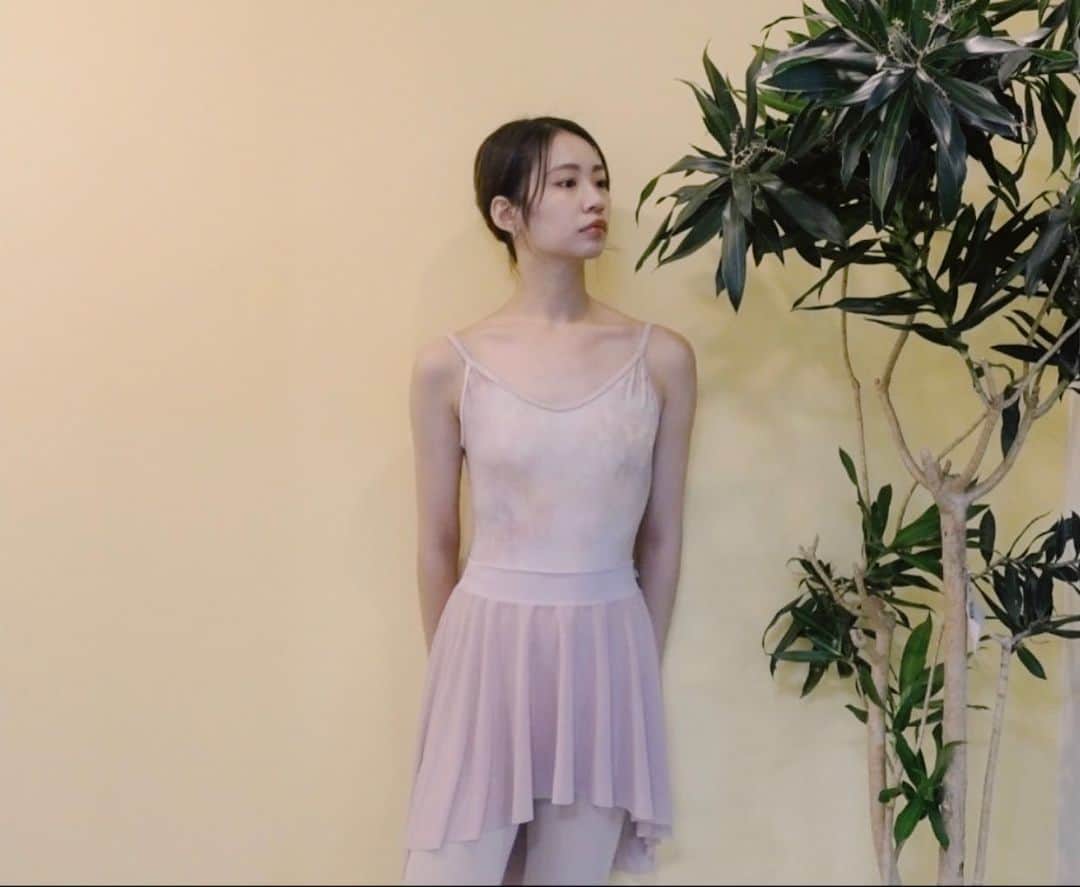光永百花のインスタグラム：「・  飯島望未さんがデザインされたお洒落で素敵な レオタード。 着ているだけでハイセンスな気分に❤︎  #バレエ#バレエウェア#レオタード#チャコット#ballet#chacott」