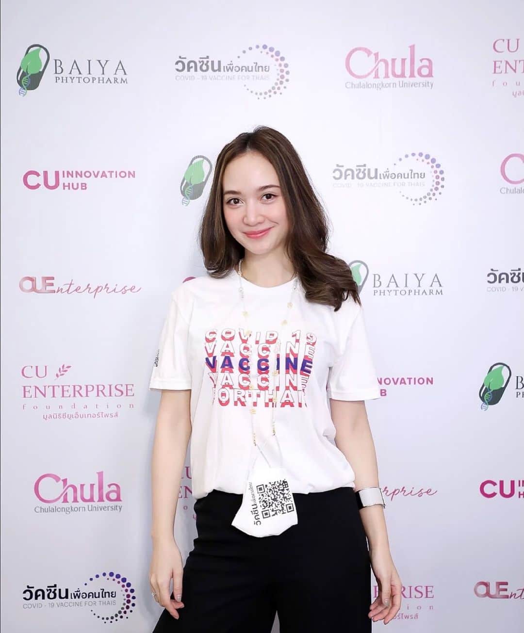 インヤのインスタグラム：「ร่วมสนับสนุนโครงการ "วัคซีนเพื่อคนไทย" เพื่อการวิจัยวัคซีนโควิด-19 โดยนักวิจัยไทยจากจุฬาลงกรณ์มหาวิทยาลัย เพื่อคนไทยและผลิตได้ในเมืองไทยตั้งแต่ต้นน้ำถึงปลายน้ำ ด้วยการร่วมใจบริจาคคนละ 500 บาท  รวม 1 ล้านคน เพื่อคนไทยทุกคนได้เข้าถึงวัคซีนได้อย่างทั่วถึงและเท่าเทียมในปี 64 นี้   บริจาคง่ายๆ เพียงแค่สแกน QR CODE หรือไปที่เคาน์เตอร์ธนาคารกรุงไทยทุกสาขา เปิดรับบริจาคพร้อมกันวันที่ 18 ธ.ค.นี้ เวลา 9.00 น. ติดตามรายละเอียดเพิ่มเติมและเงื่อนไขได้ที่ www.CUenterprise.co.th ช่วยกันสนับสนุนให้โครงการนี้สำเร็จกันนะคะ #วัคซีนเพื่อคนไทย  #500บาทร่วมสู้โควิด สู้โควิด #ทีมไทยแลนด์」