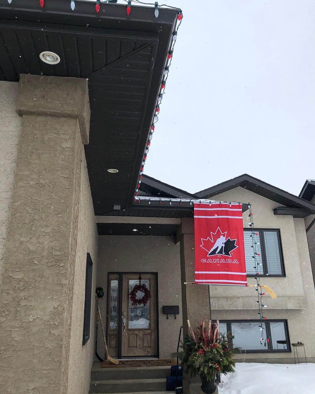 NHLさんのインスタグラム写真 - (NHLInstagram)「Braden Schneider's family had to add some @hockeycanada flair after they learned he made the #WorldJuniors team. 👏  (📷 TW/SchneiderSnide1)」12月15日 2時09分 - nhl