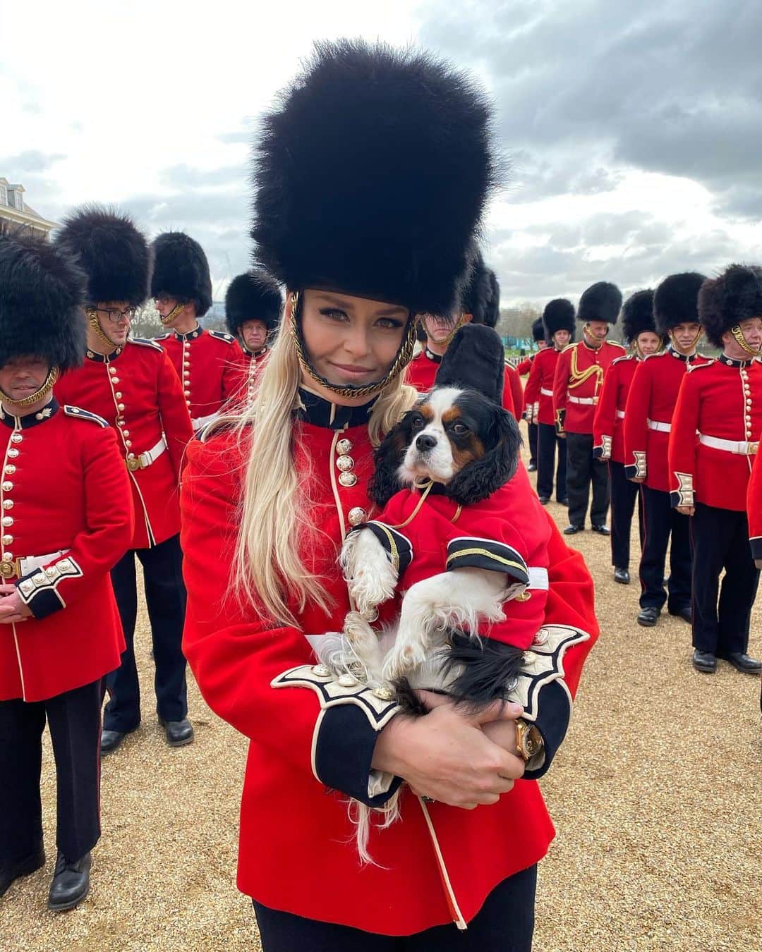 リンゼイ・ボンのインスタグラム：「If you missed this moment on the London episode of The Pack... here you go🤣🤣🤣 Happy Monday! #tb @thepackonprime」