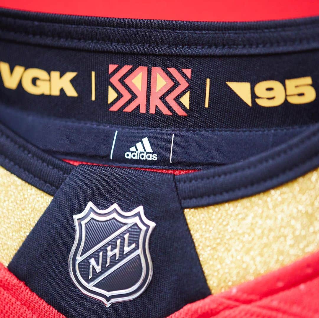 NHLさんのインスタグラム写真 - (NHLInstagram)「Inspired by the pioneers of hockey in the desert. ⚔️ @vegasgoldenknights   Shop #ReverseRetro by @adidashockey now ➡️ Adidas.com/hockey & NHLShop.com」12月15日 2時10分 - nhl