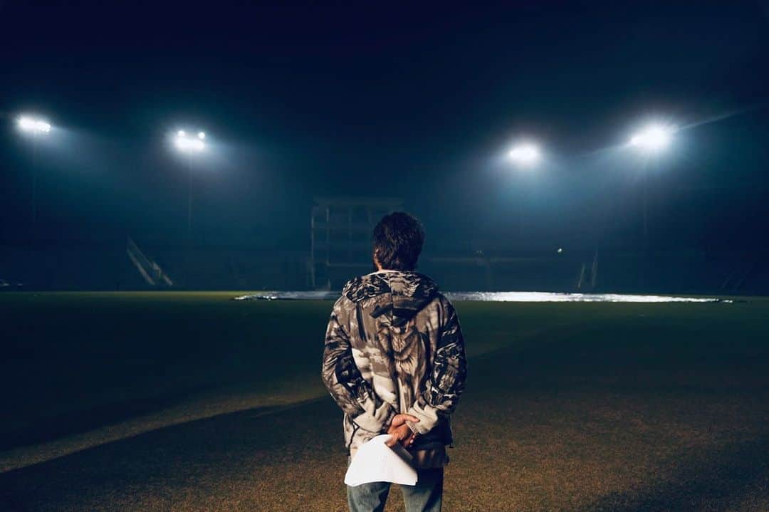 シャーヒド・カプールのインスタグラム：「It’s a film wrap on #jersey .... 47 days of shoot during covid. Just unbelievable. I am so proud of the entire team. It’s nothing short of a miracle. I want to thank each and every one from the unit for coming to set every day, putting themselves at risk and doing what we all love doing. Telling stories that touch hearts and make a difference. Jersey is a story that speaks of a Phoenix rising from the ashes. The triumph of an indomitable spirit. If there was ever a time I could connect with the underlying spirit of a film this was it. As we all fight through this pandemic.  Let’s always remember. This shall pass too. Here’s to my best filmmaking experience yet. Here’s to Jersey ... we shall overcome !!!! @gowtamnaidu @mrunalofficial2016 @geethaarts @amanthegill @srivenkateswaracreations」