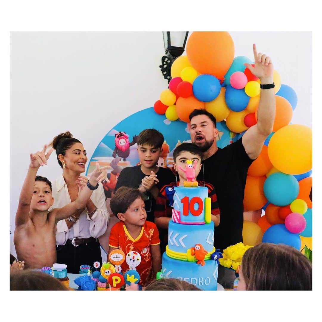 ジュリアナ・パエスのインスタグラム：「Esse ano não foi como a gente gosta!!! Cheio de gente e bagunça, mas foi o melhor que pudemos e o amor foi ainda maior... como sempre... a cada ano!!!!!」