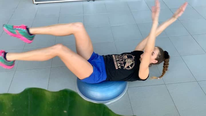 ズザンナ・ヤカボスのインスタグラム：「döglött bogár ➡️ döglött bogár nehezítve ➡️ döglődés fail  . . . . . #gym #workout #workoutmotivation #absworkout #coreworkout #instacoffee #coffeeofinstagram #hellenergy #reklám #promóció #energycoffee #slimlatte #needenergy #getfit #stayfit #getoffthecouch」