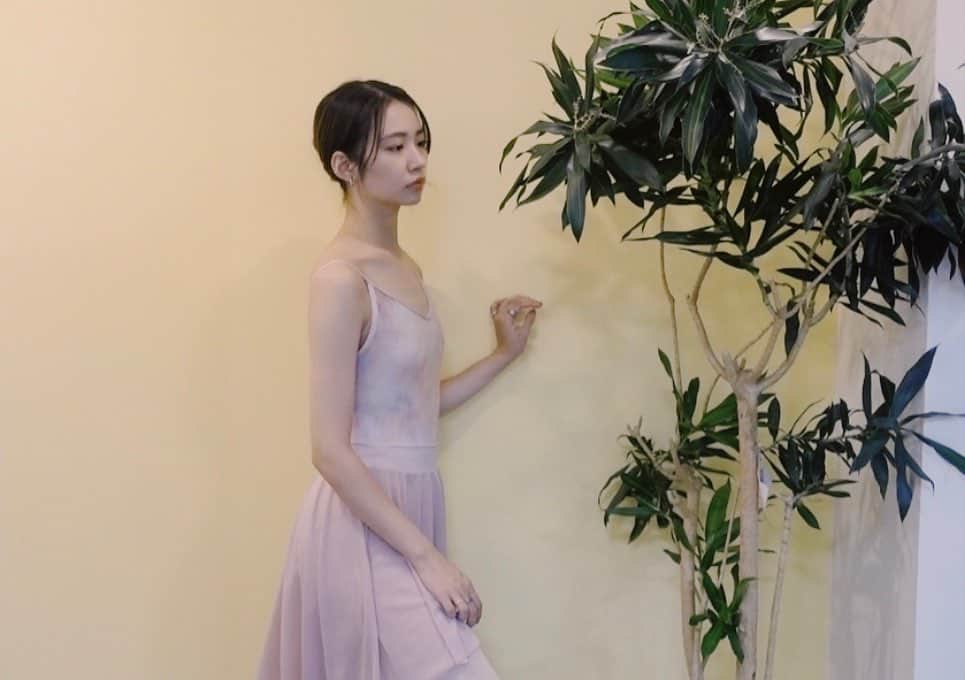 光永百花のインスタグラム：「・  背中のカットも絶妙で、後ろ姿を綺麗に 見えるなんて❤︎  同じ色のスカートを合わせて。  #バレエ#バレエウェア#レオタード#チャコット#ballet#chacott」