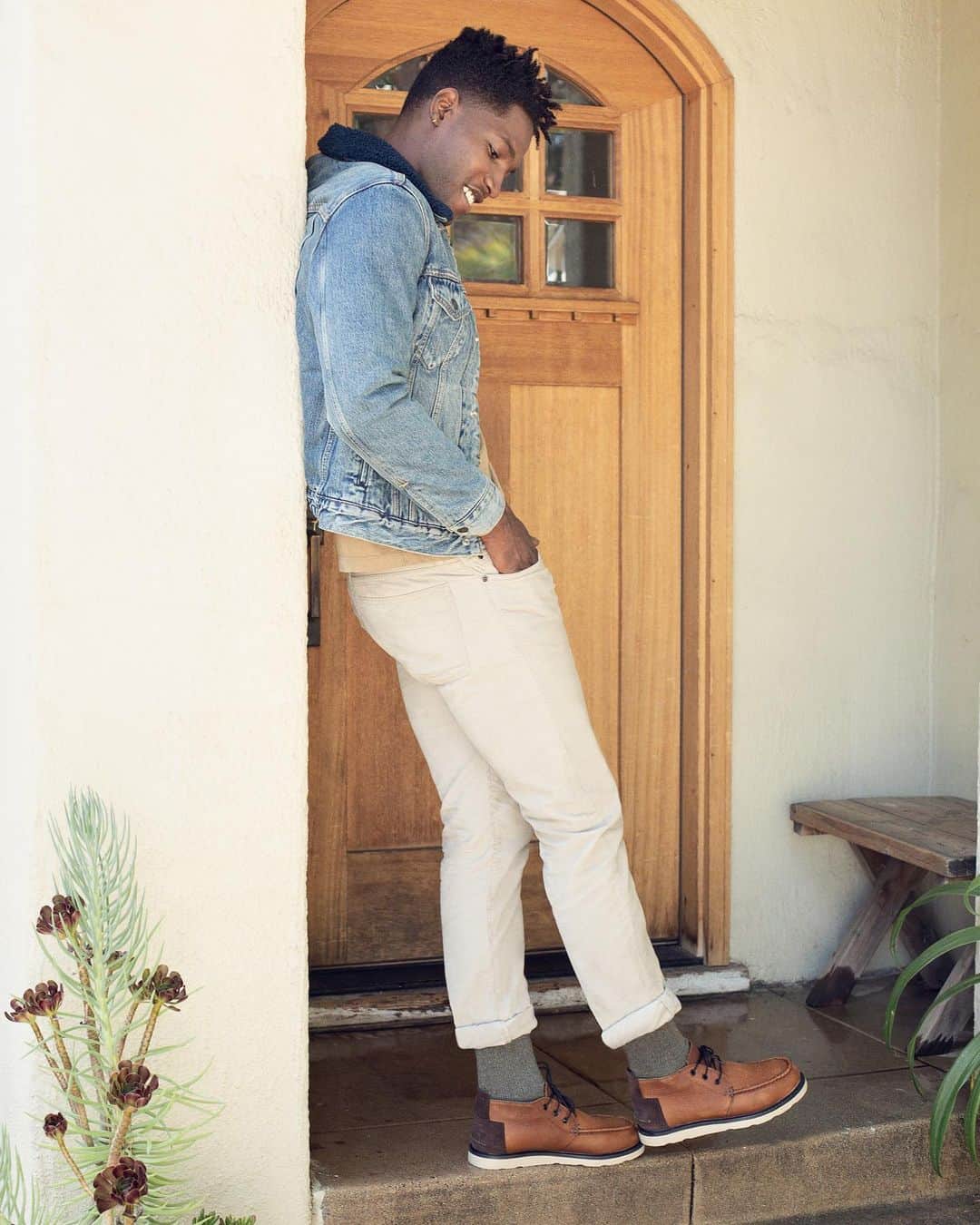 トムズシューズのインスタグラム：「One foot in front of the other in boots that give back.  The Chukka Boot in waterproof leather.」