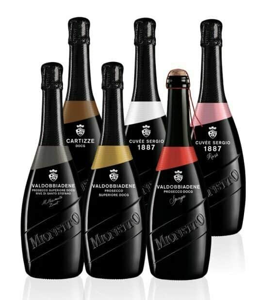 Mionetto Proseccoのインスタグラム：「A Natale i brindisi si fanno più ricchi e si caricano di significato.⁣ La confezione degustazione Luxury Collection racchiude le nostre più pregiate bollicine per un pensiero da riservarti o da regalare.⁣ ⁣ Acquistala sul nuovo e-shop Mionetto e ricevila direttamente a casa 👉Link in Bio 🍾⁣ #mionettoprosecco #mionettoinsieme #mionettoeshop⁣ ⁣ Bevi Mionetto responsabilmente」