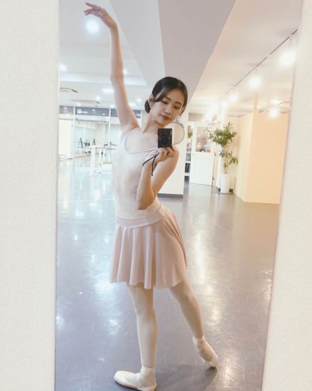 光永百花のインスタグラム：「・  レオタードの触り心地、着心地も抜群です。 とても着やすく踊りやすい❤︎  #バレエ#バレエウェア#レオタード#チャコット#ballet#chacott」