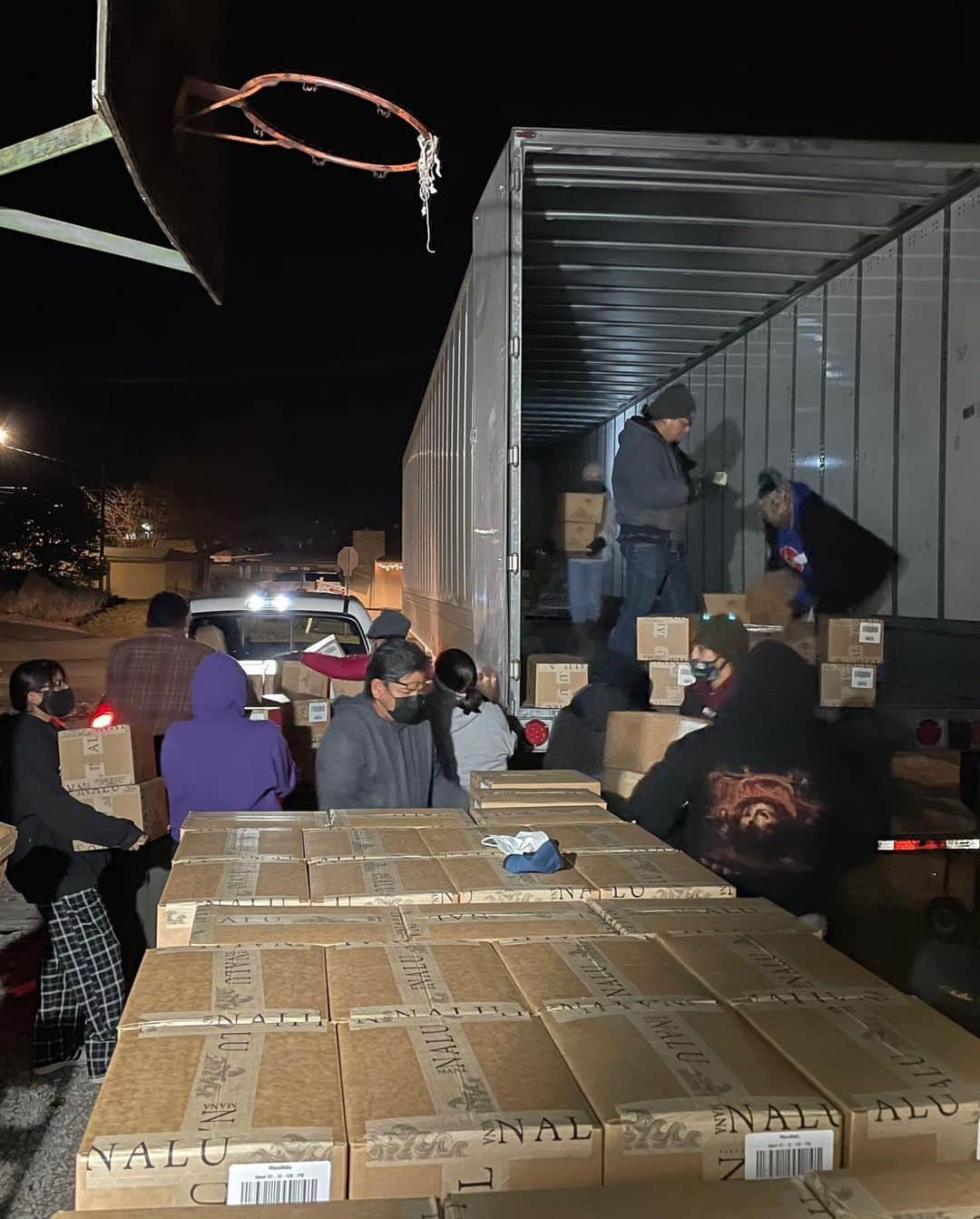 ジェイソン・モモアさんのインスタグラム写真 - (ジェイソン・モモアInstagram)「We are proud to stand with this young lady and the great people of the Navajo Nation where @Mananalu.water was delivered today. This is why we do it.  Mananalu exists because the future needs to be better than the past.   Mahalo to everyone who is a part of the movement to end single-use plastic and help others.  Cheers to @dochendley and our friends @winetowater for working with us to make this happen.  Aloha J」12月15日 2時25分 - prideofgypsies