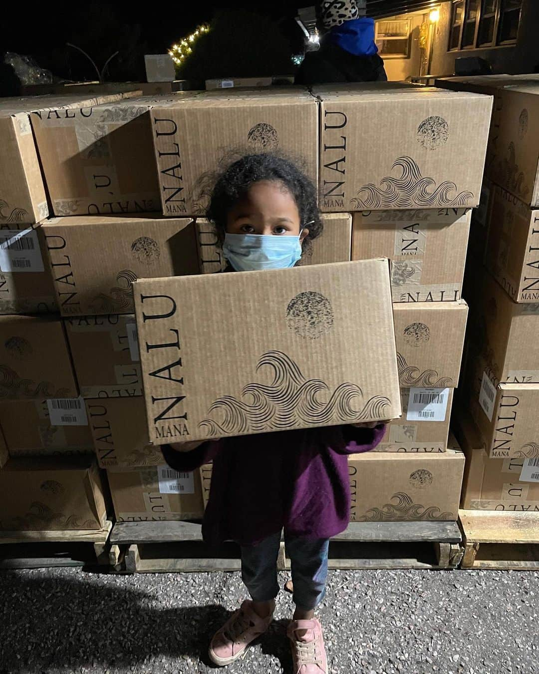 ジェイソン・モモアさんのインスタグラム写真 - (ジェイソン・モモアInstagram)「We are proud to stand with this young lady and the great people of the Navajo Nation where @Mananalu.water was delivered today. This is why we do it.  Mananalu exists because the future needs to be better than the past.   Mahalo to everyone who is a part of the movement to end single-use plastic and help others.  Cheers to @dochendley and our friends @winetowater for working with us to make this happen.  Aloha J」12月15日 2時25分 - prideofgypsies