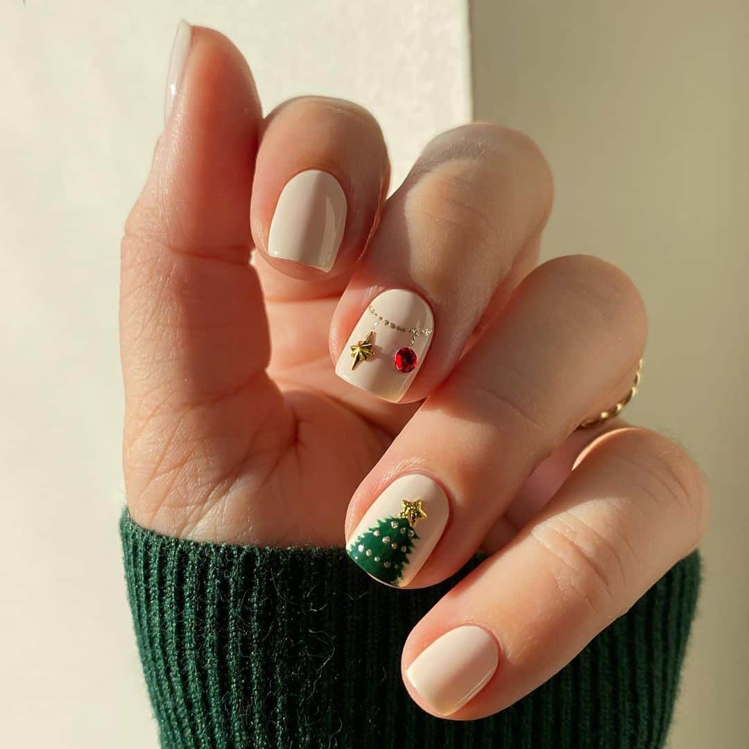 Soniaのインスタグラム：「What’s your tree theme this year? Swipe for the tutorial🎄✨ - Base color: @essie Mixtaupe」