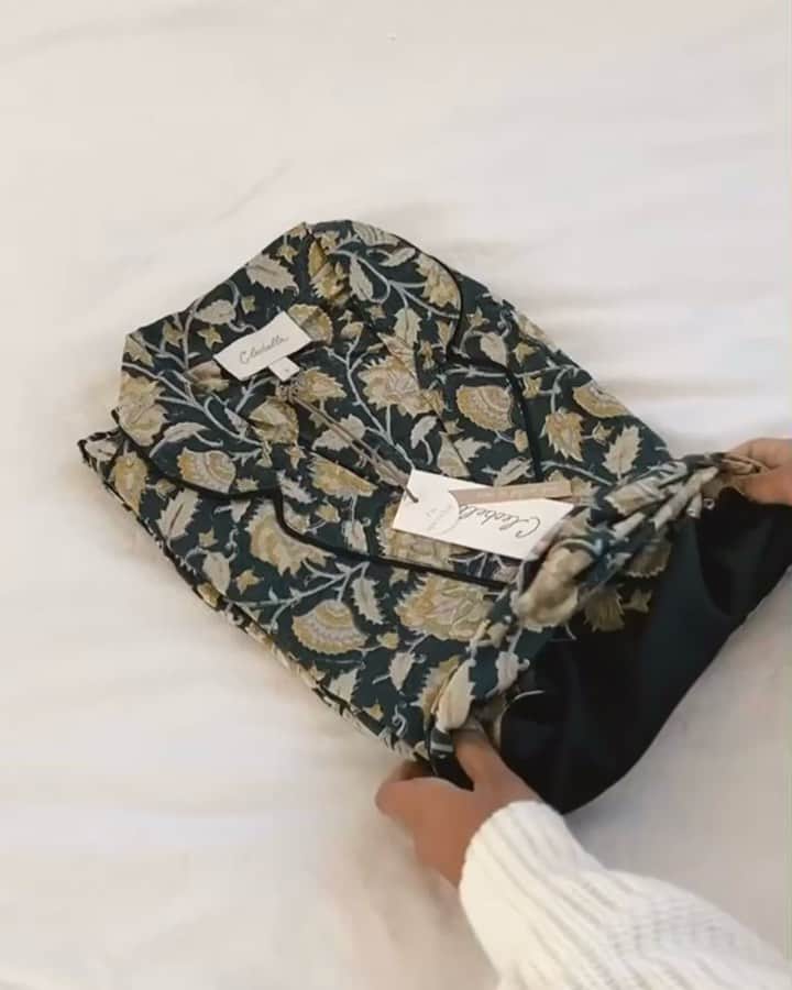 クレオベラのインスタグラム：「Wrapped up with 🧶 Order today for guaranteed holiday arrival, or by the 21st with expedited shipping.」