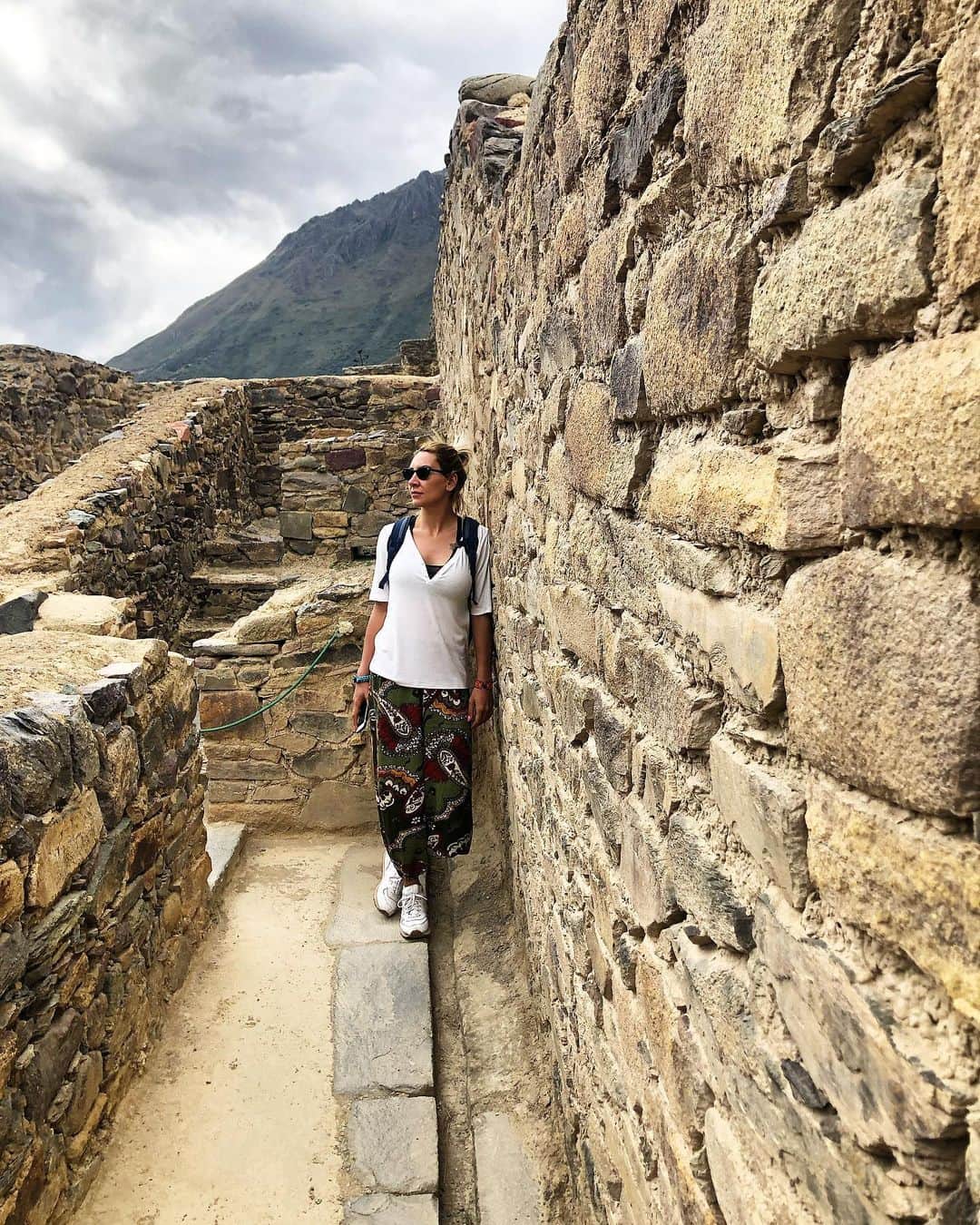 ギゼム・ギュレシェンのインスタグラム：「Yıldırım aynı yere 2 kere düşer mi.? Düşer... iki kere de düşer,üç kere de.  Yeterki yağmurun altında durmaya cesaret et.Öfkeyle,rekabetle,küçümsemeyle,eleştiriyle ve yargıyla dolu konforlu alanını terk edebilmeyi başardığında hazır olduğun gelir seni bulur.Kalbinin rehberliğini kimsenin karanlık kuyularında yitirme.Uçurumlar,dümeni kıracağın rotayı verirler sana.İhtiyacın olan tek şey cesaret... Yola çıkmaya,yağmurda ıslanmaya,kahraman olmaya cesaret et... Hayat sadece yola çıkmayı göze alanları kahramanlaştırır...」
