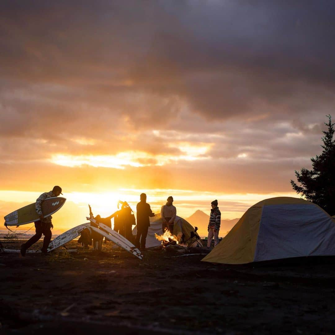 クリス・バーカードのインスタグラム：「Despite the constant reminder of Grizzly Bears, a silver lining of 2020 was distancing on the remote Montague Island in the Kenai Peninsula in Alaska. Endless summer sunlight. freezing water & no cell service gave us ample time to recalibrate what’s important. It’s always a funny feeling coming back into cell range only to realize how quickly you can start Doomscrolling on your phone. Best to leave it off as long as you can for these experiences to really sink in.  @billabong」