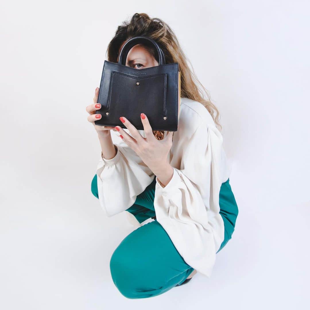 サラバターリアのインスタグラム：「....Plissè Toy Tote, sold-out: soon new drop! 🌈 sarabattaglia.com」