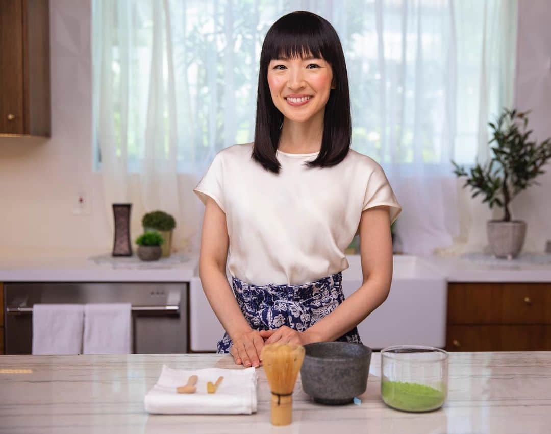 近藤麻理恵さんのインスタグラム写真 - (近藤麻理恵Instagram)「I’ve seen many #JapaneseGreenTea holiday recipes out there – from bundt cakes and mini shortbread trees to savory dishes. It’s impressive how creative people get! If you’re looking for new recipes to try this season, my friends at @JustTeaYourself have some suggestions for you – give them a follow. 💚 #TeaWithMarie #JourneyToSimplifyYou #Holidays」12月15日 2時41分 - mariekondo