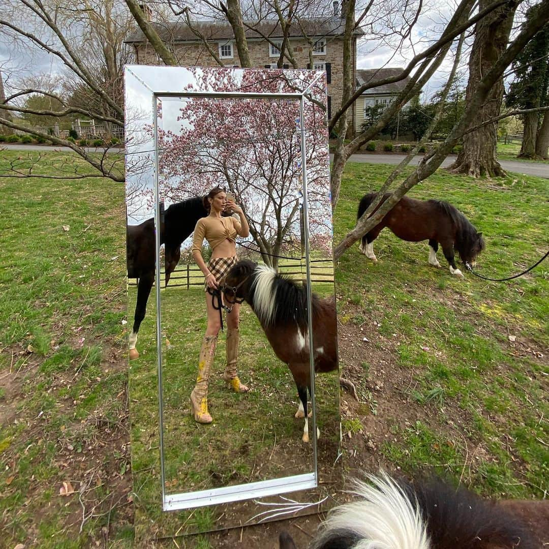 ベラ・ハディッドさんのインスタグラム写真 - (ベラ・ハディッドInstagram)「A self portrait i set up over lock down for @britishvogue  Promptly before we sold my @miumiu boots that I had painted , for the @naacp   This was in April when all of my favorite trees were blooming .... lucky me ....🖤」12月15日 2時43分 - bellahadid