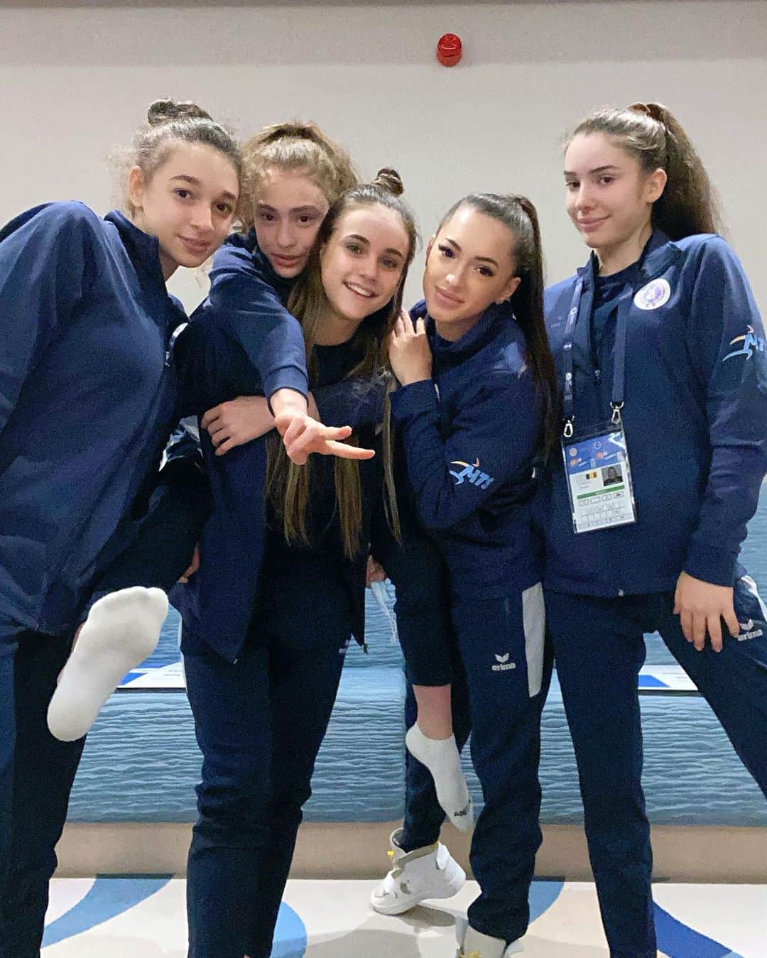 ラリサ・ヨルダケのインスタグラム：「🤍 #team 🤍✨🍀 •  @trica_daniela @stanciulescu_ioana @antoniairina @sfiringu_silviana」