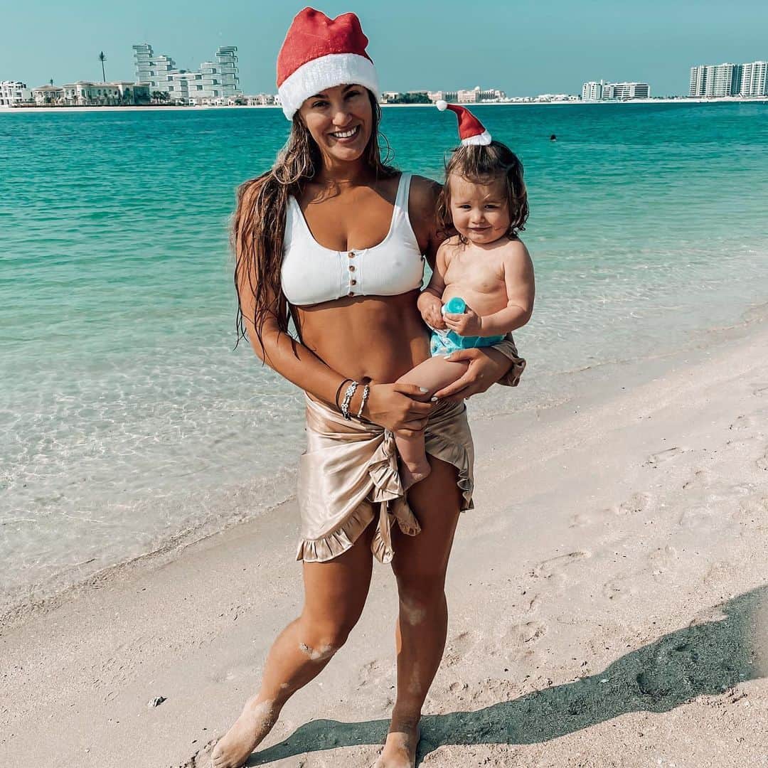 エイミー・ウィラートンのインスタグラム：「Of course Dubai can be Christmassy 🎅」