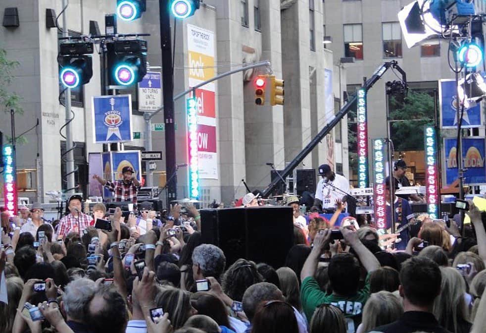 テイラー・ジェームスのインスタグラム：「Found some pictures from one of our today show performance!  Time flies this had to be at least 10 years ago 🙏🏿」
