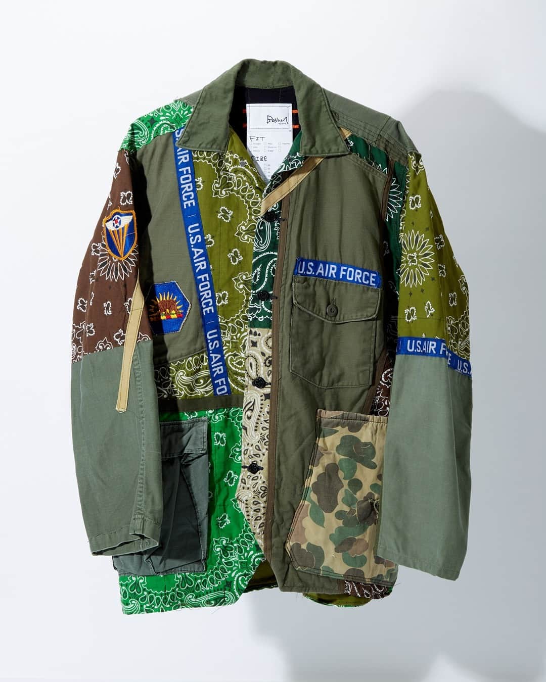 エルエヌシーシーのインスタグラム：「Japanese brand, Bonum, is known for deconstructing and reworking vintage and deadstock items to offer a sustainable and eclectic collection. The Contrast-Panel Jacket is crafted from a technical fabrication in a canvas weave, featuring upcycled military and bandana patches. Shop one-of-a-kind pieces online now. @bonum.jp」