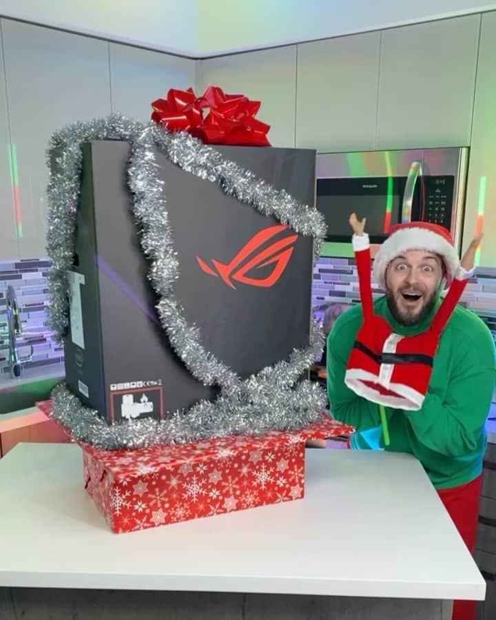 カーティス・ルポールのインスタグラム：「I’m giving away a $1500 Gaming PC! Here’s how you can win:  1. Like this post, share it to your story and comment “done” 2. Follow me on twitch.tv/NERDYCURTY and watch my stream. I will post RAFFLE ENTRY CODES in the chat for you to enter the giveaway! 3. Join my discord channel. (Our mods will help you get an invitation link in my twitch chat) When I post a RAFFLE ENTRY CODE to the chat you must DM the code to our Giveaway bot which will track your entries  ⛔️ RULES ⛔️ you are allowed as many RAFFLE ENTRIES AS THERE ARE CODES! the more raffle entries you have the more likely you are to win!   ⚠️ IMPORTANT⚠️ RAFFLE ENTRY CODES that I post will only be good for a short period of time before they expire!!! So be ready! ✅   ⏰ I will post a new raffle entry code once every hour ⏰   I will also post a code: Every time I win a game 🏆  Every time I get raided by a party of 5 or more 📢 Every time I get a level 5 hype train 🚂   Raffle Giveaway will be drawn at midnight on Christmas (12/26/20 at 12:00am) at random from our pool of entries. You don’t have to be online when the giveaway happens but you do have to respond to me on discord within 24 hours to claim your prize.  ELIGIBILITY IS WORLD WIDE as long as you have a mailing address!   I am streaming over 100+ hours between now and Christmas so there will be plenty of chances for you to enter! Here is my upcoming schedule: 🗓Monday 12/14/20 @ 10:00am PST for 24 hours  🗓Wednesday 12/16/20 @ 10:00am PST for 12 hours minimum  🗓Friday 12/18/20 @ 10:00am PST for 12 hours minimum  🗓Saturday 12/19/20 @ random  🗓Monday 12/21/20 @ 10:00am PST for 24 hours  🗓Wednesday 12/23/20 @ 10:00am PST for 12 hours minimum 🗓Thursday 12/24/20 @ random 🗓Friday 12/25/20 ⚡️ BONUS RAFFLE ROUNDS + 🎫 RAFFLE DRAWING @ 6:00pm - 1:00am  Good luck to everyone! Have fun, and welcome to my community!」