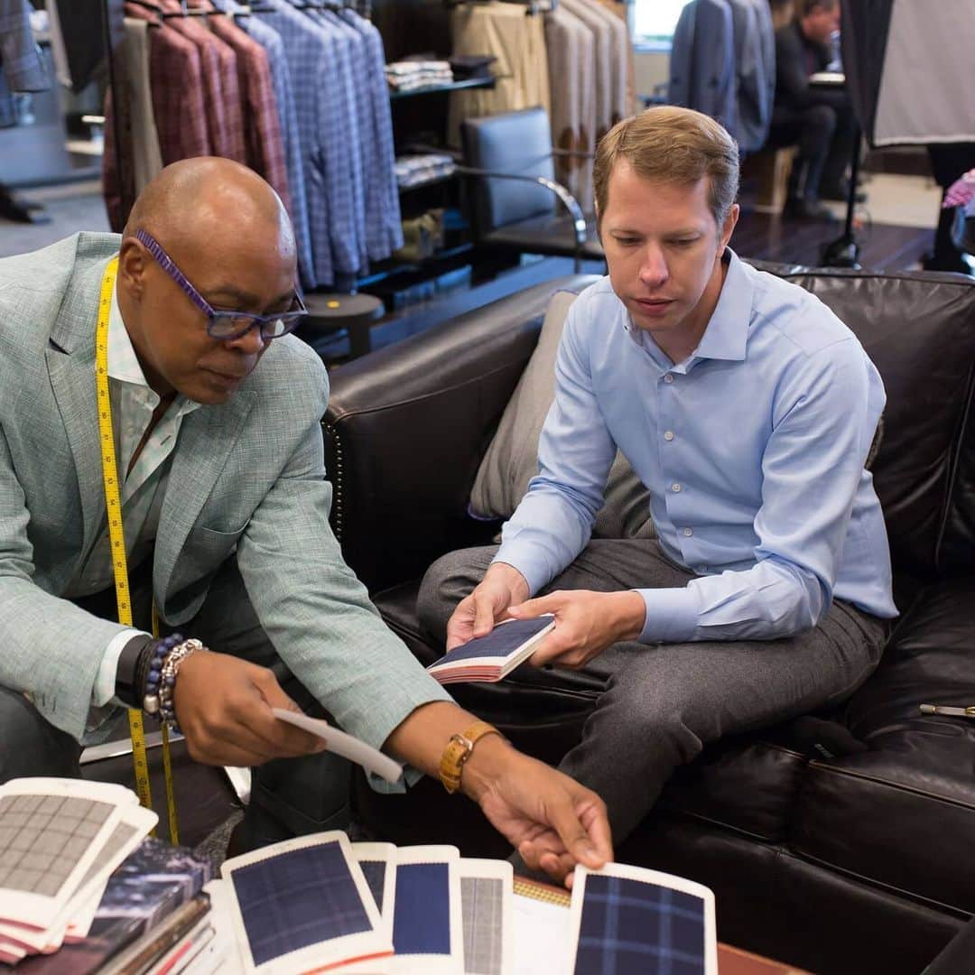 アイクベーハーのインスタグラム：「This holiday season, we're giving back to veterans with help from #IkeBeharGentleman  @bradkeselowski! To learn more about the #suitup event with @checkeredflagfoundation and @suitingwarriors , visit the link in Brad's bio and follow along with us while we give back to those who have given so much to us 🎄 #SuitUp」