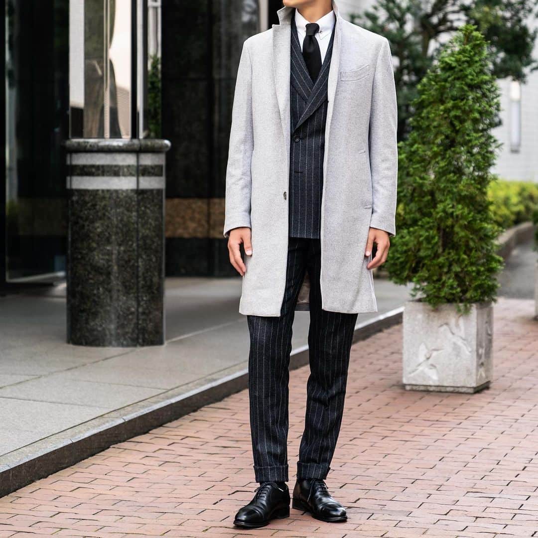 difference.tokyoさんのインスタグラム写真 - (difference.tokyoInstagram)「［コートでオシャレを作る］ 定番のチェスターコート。グレーのトーンオントーンのコーデだが、一番トーンダウンするアウターをあえてライトカラーに。オーダーならではの生地選択。 . . 生地名：ウールカシミア混ビーバー 生地品番：6-W6 プライス：COAT ¥60,000(+tax) . . . #difference_style #コートコーデ #チェスターコート #オーダースーツ #オーダーコート #コート #スーツ #difference #ディファレンス」12月15日 8時30分 - difference.tokyo