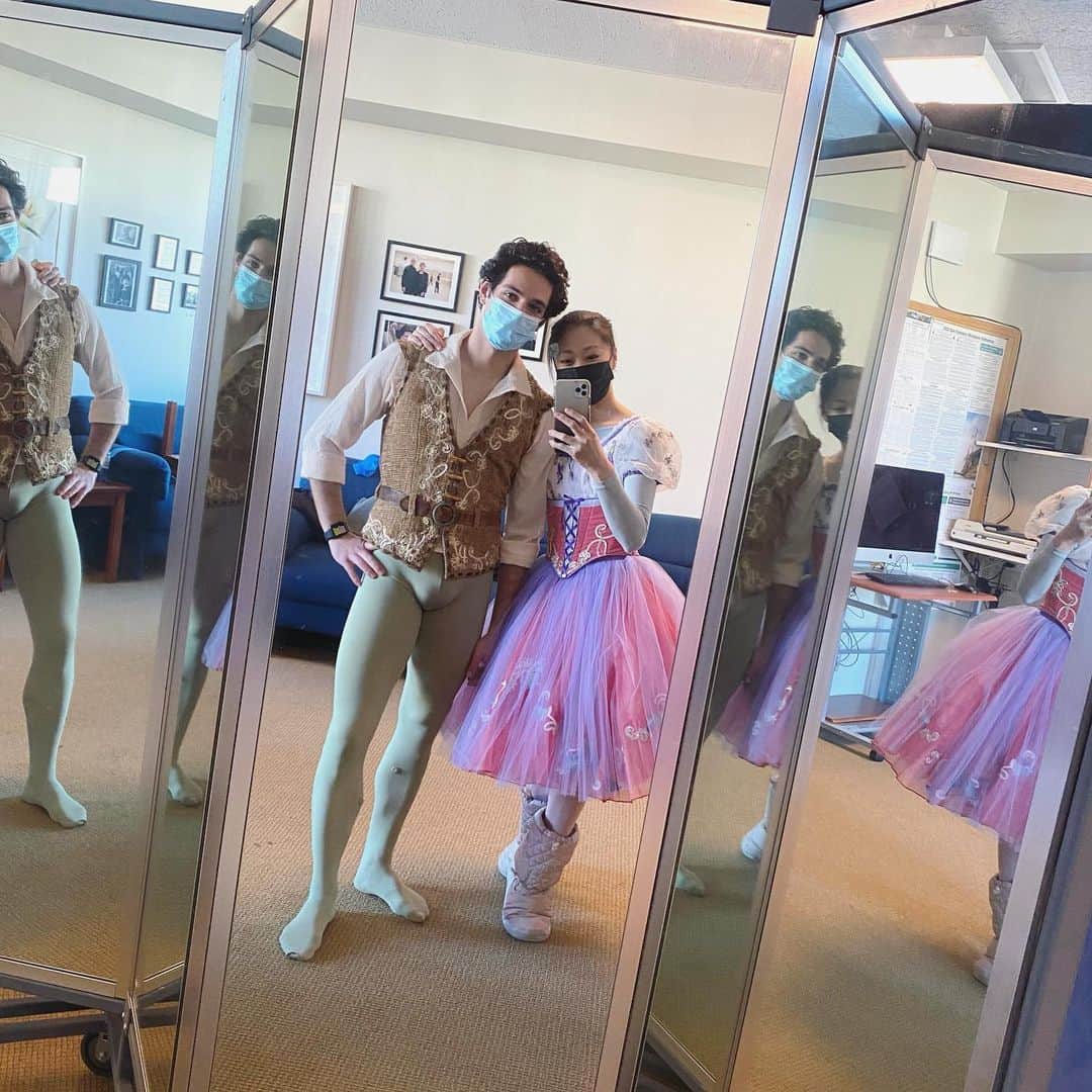 倉永美沙さんのインスタグラム写真 - (倉永美沙Instagram)「First costume fitting in 9 months since the lockdown✌️ @_angelogreco_  and I are excited to be back on stage this week ✨ ロックダウン以来9ヶ月ぶりのコスチュームフィッティング。今週やっと無観客の舞台！#ballet #ballerina #ballerinalife #happy #happiness #dance #art #幸せ #バレエ #バレリーナ #work #サンフランシスコ　#sanfrancisco #tutu #costume #backonstage」12月15日 8時30分 - misakuranaga