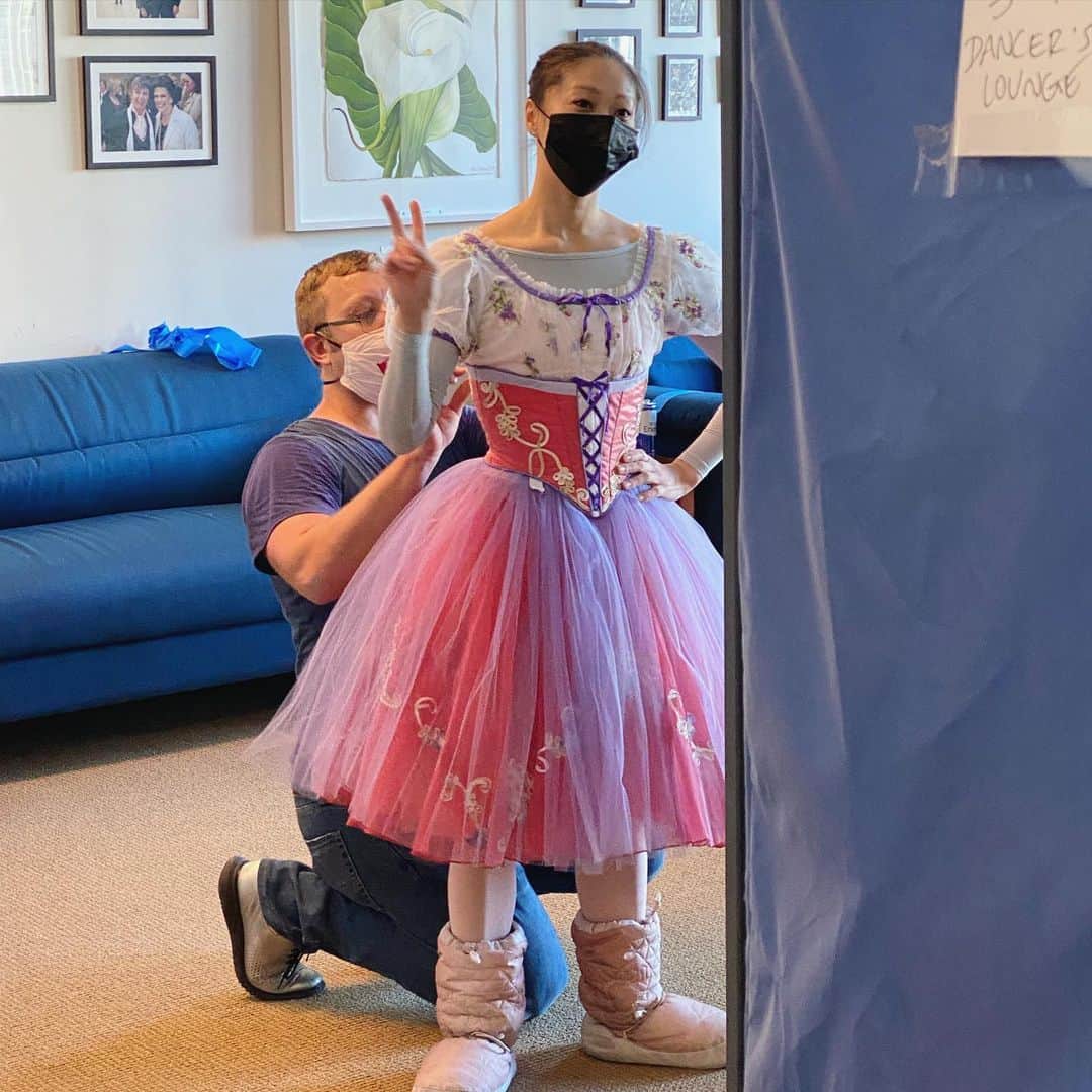 のインスタグラム：「First costume fitting in 9 months since the lockdown✌️ @_angelogreco_  and I are excited to be back on stage this week ✨ ロックダウン以来9ヶ月ぶりのコスチュームフィッティング。今週やっと無観客の舞台！#ballet #ballerina #ballerinalife #happy #happiness #dance #art #幸せ #バレエ #バレリーナ #work #サンフランシスコ　#sanfrancisco #tutu #costume #backonstage」
