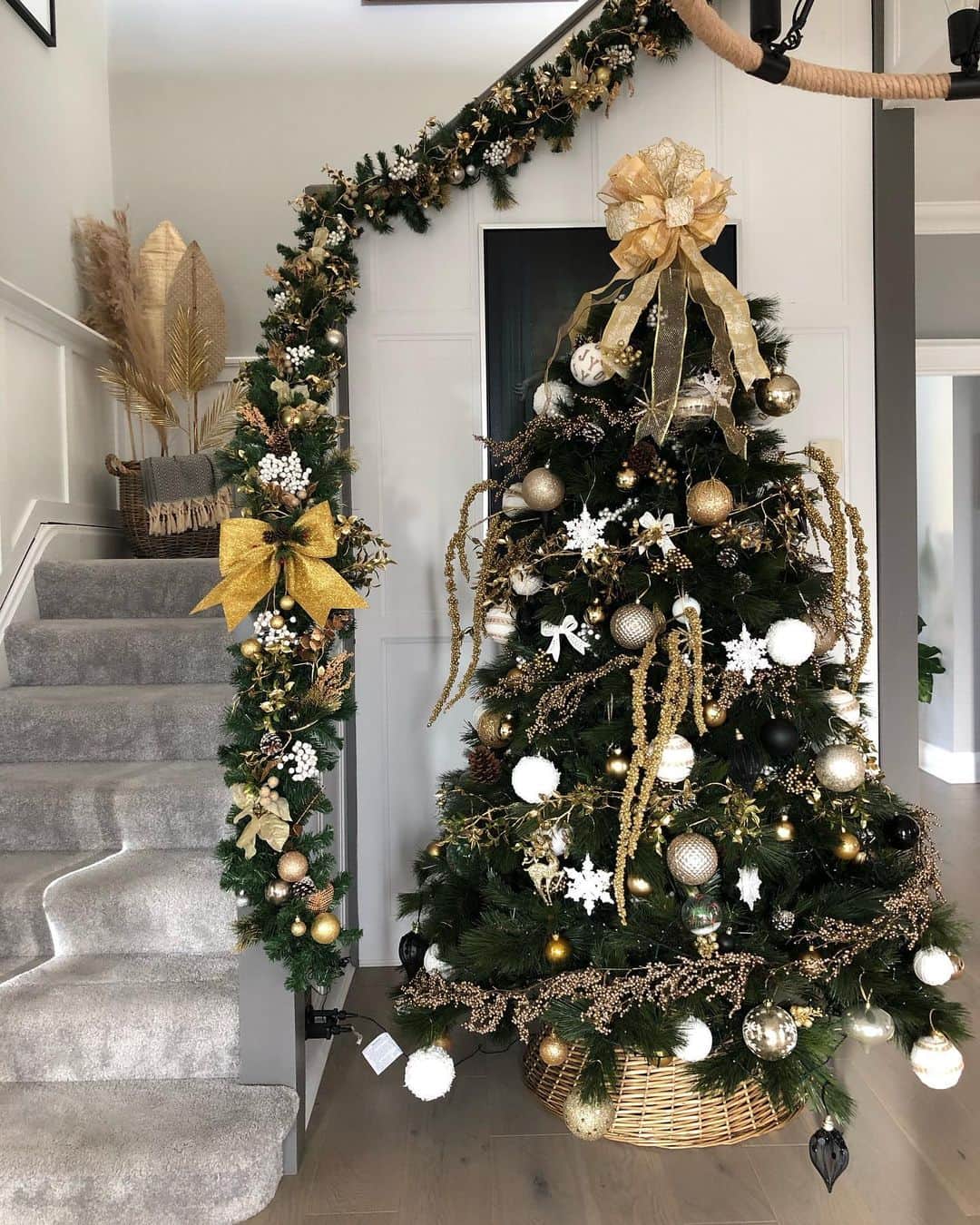 Makeup Addiction Cosmeticsさんのインスタグラム写真 - (Makeup Addiction CosmeticsInstagram)「What colours are you decorating with this Christmas? 👀  The magic of Christmas 🎄 I went all out this year decorating and I am in love with my stair Garland and tree number 1. I will show you guys more! The lights are not on and you can see better. 😀  In case you didn’t know I looooove interior design and anything home decor I am swooning over! Do you love home decor?   #makeupaddictioncosmetics #inspiremehomedecor #christmasdecoration #thewelldressedhouse #designlovers #interiorstyling #christmasdecor」12月15日 3時13分 - makeupaddictioncosmetics