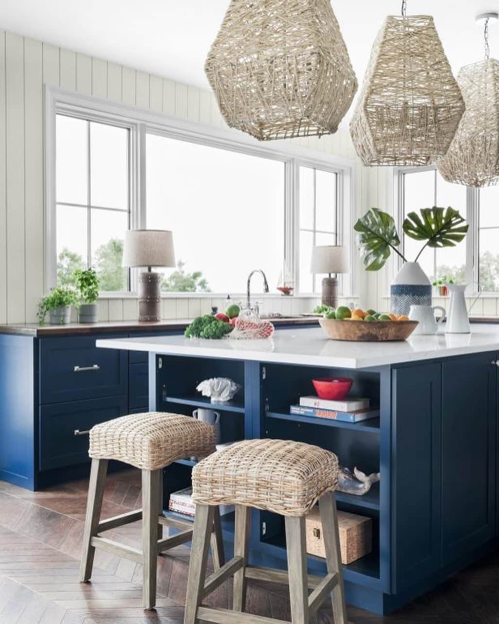 HGTVさんのインスタグラム写真 - (HGTVInstagram)「Ahoy, HGTV Dream Home 2021! 😍 We're head-over-heels for the nautical navy in this year's Dream Home. 💙 ⁠⠀ ⁠⠀ Set sail for superior storage and a sink with a serious view when you see all the photos from the #HGTVDreamHome 2021 kitchen. ⛵️ You'll find all the pictures when you visit the link in our bio. 🔝⁠⠀ ⁠⠀ Sign up for sweepstakes reminders + see all of this colorful coastal home designed by @bpatrickflynn when you check out HGTV.com/Dream⁠⠀ ⁠⠀ 📸 @rusticwhite」12月15日 3時07分 - hgtv