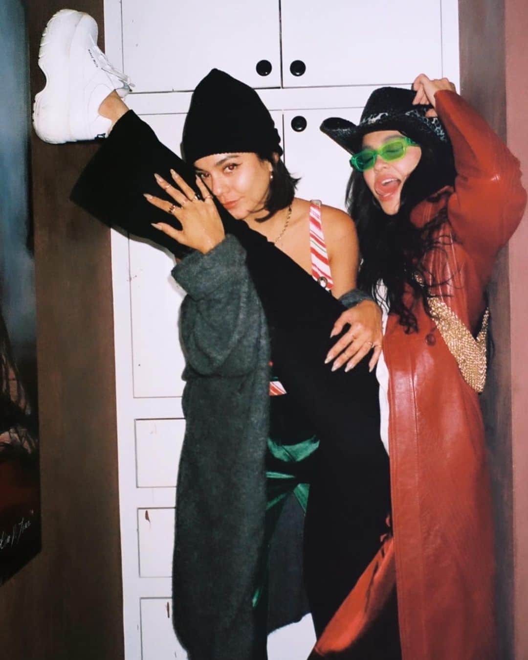 ステラ・ハジェンズのインスタグラム：「some things never change 👯‍♀️ happy bday bb ily ✨ @vanessahudgens」
