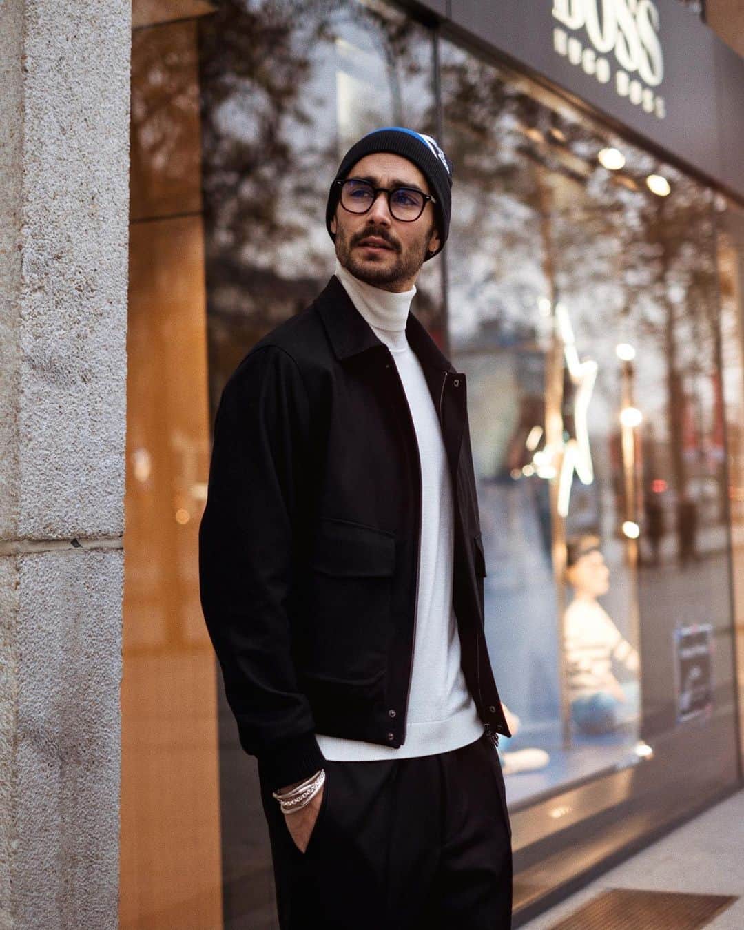 NICOLAS SIMOESのインスタグラム：「This look from @boss X @justinteodoro 🔥• #BOSSxJustinTeodoro #monday #ad」