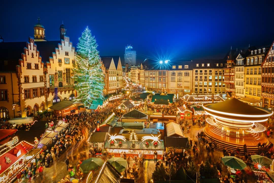 Lonely Planetのインスタグラム：「Finding the perfect gift for the loved ones on your list is one of the best parts of the holiday season. From the must-haves to the last minute stocking stuffers, there is a certain satisfaction that comes with knowing you are going to make people very happy.⠀⠀⠀⠀⠀⠀⠀⠀⠀ ⠀⠀⠀⠀⠀⠀⠀⠀⠀ At the link in our bio you will find the most epic list of gift guides for every type of traveler on your list. From the outdoor lover and backpacker to the foodie and culture seeker, we've found gifts of all shapes and sizes, at all price points and everything in between.  Happy shopping!」
