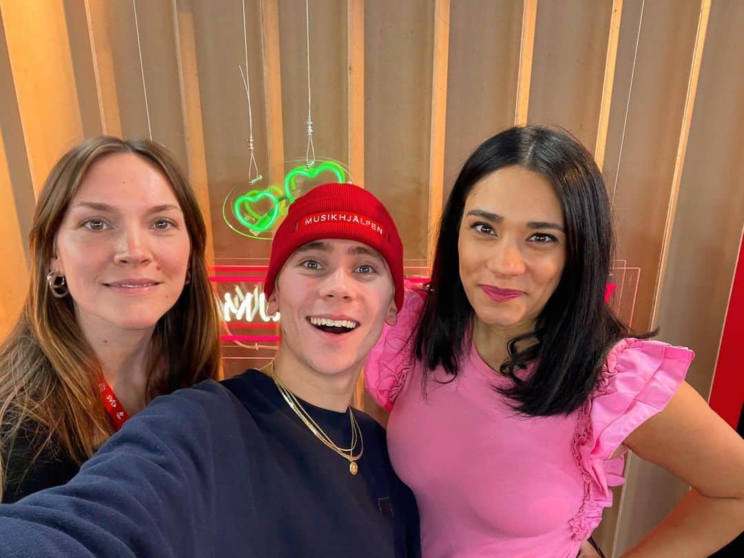 フェリックス・サンドマンのインスタグラム：「OM 1H KÖR VI IGÅNG @musikhjalpen 2020!!!!!!!!!!!?!?!? Är så sjuuuukt taggad på att vara instängd i en vecka med två underbaraste människor, vi är med er 24/7!! Låt oss gå ihop tillsammans, förenas i musiken som vi alla desperat behöver efter det mörkaste året, och engagera oss för att INGEN MÄNNISKA SKA LÄMNAS UTAN VÅRD. Tillsammans kan vi verkligen göra skillnad och det finns hur många sett som helst en kan engagera sig på! DU kan starta bössa, starta en auktion, starta en tävlingsbössa eller så enkelt som att önska en låt. Ladda ner DUO-appen där finns ALLT! DIN MUSIK RÄDDAR LIV. hsusnfbdhsusbzvdhid LÅT OSS ❤️」