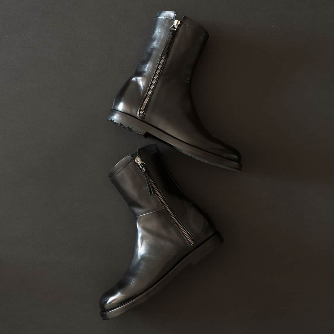 アルベルトファッシャーニのインスタグラム：「The timeless design of Alberto Fasciani’s bikers is proven by the indisputable quality of AMINA 39050.⁠ ⁠ Available online and in store.⁠ ⁠ #albertofasciani #bikers #musthave」