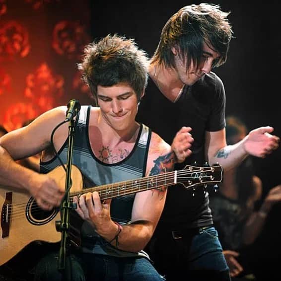 ザッキー・ヴェンジェンスのインスタグラム：「A very happy 33rd birthday to you my brother @alexgaskarth 🎂 🎉  may our hairstyles forever be better than these 😂 love ya ❤️ #throwback #mtvunplugged」