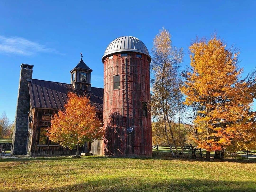 Airbnbのインスタグラム：「Apparently a four-story silo with bunkbeds on the top floor isn’t awesome enough, because there’s also a two-room treehouse tucked into the woods. Superhost Kali’s big barn home has a way of generating holiday cheer in kids and alleged grownups alike, whether you're all gathered around the towering stone fireplace or out exploring the property.   Photo: @greensmtnmeadow」