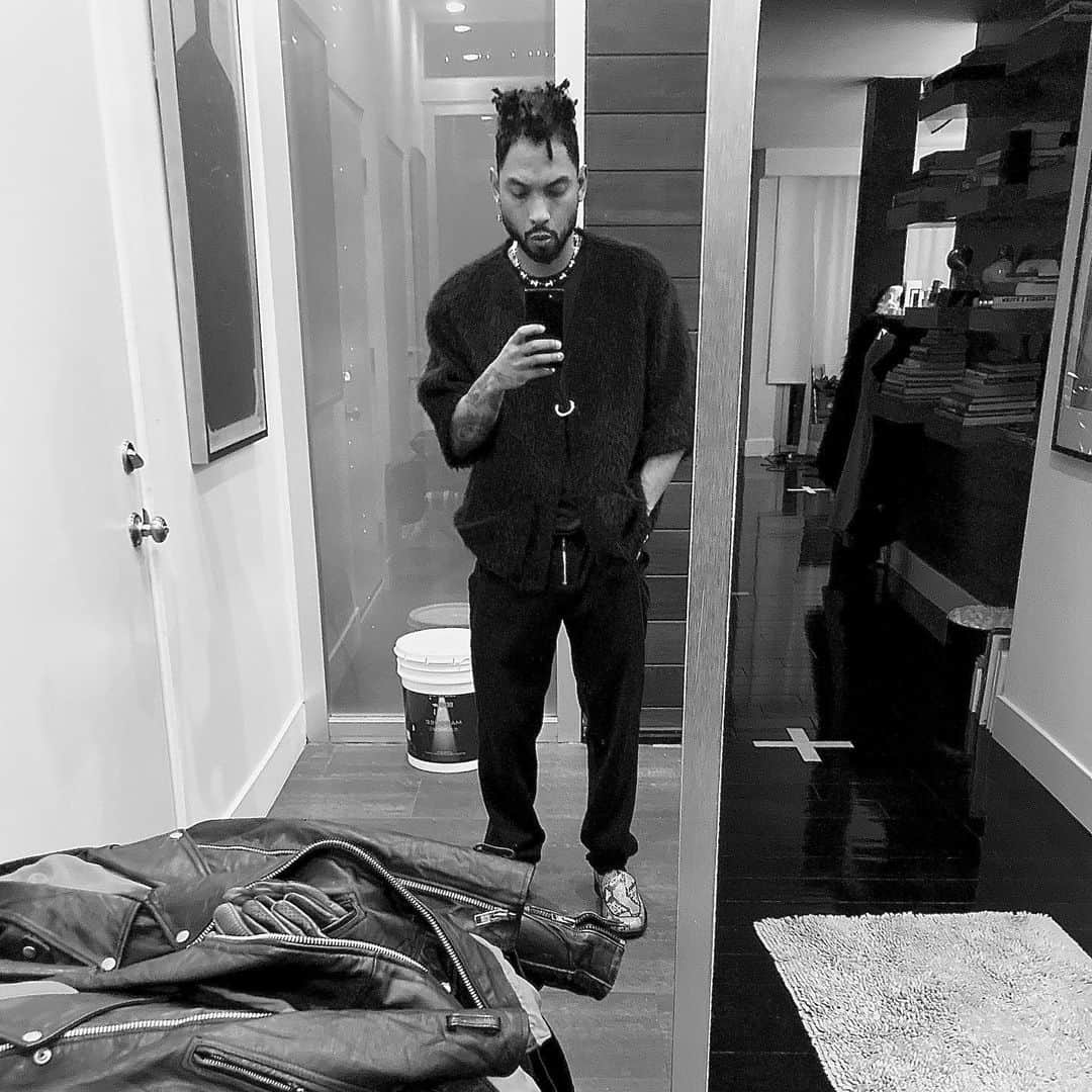 ミゲルのインスタグラム：「Prepped the house all weekend and got a few things turned in that I can’t wait to share. Amongst a lot of general cleaning, managed to narrow down my essential shoes which was way more challenging than I thought it would be. I’m proud of myself lol.  How was your weekend ?」