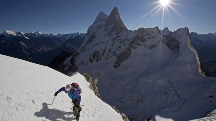 ジミー・チンのインスタグラム：「I would not be the climber I am today if not for @conrad_anker’s mentorship. I've had the honor of accompanying him on a number of climbs across the seven continents and the past decades. I always learn something new, both about being in the mountains and being a good human being.⁠⠀ ⁠⠀ @Roam Academy's "Climbing Essentials" is Conrad's first ever online climbing course and a unique opportunity for climber's of all experience to receive the ball of wisdom from one of the best ever. Link in bio to own it. Use code Conrad30 to save $30 on an annual membership.」
