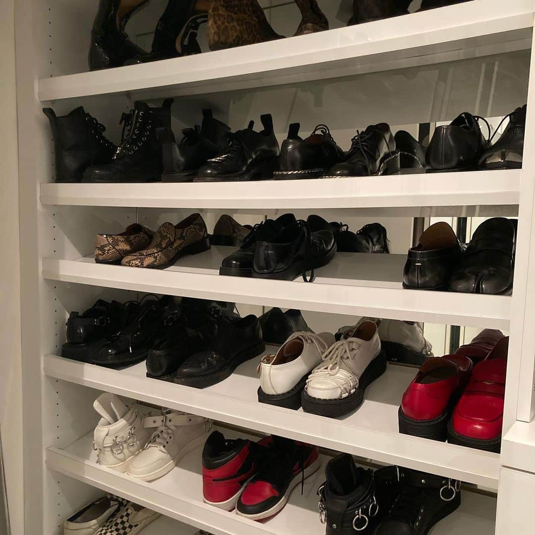 ミゲルさんのインスタグラム写真 - (ミゲルInstagram)「Prepped the house all weekend and got a few things turned in that I can’t wait to share. Amongst a lot of general cleaning, managed to narrow down my essential shoes which was way more challenging than I thought it would be. I’m proud of myself lol.  How was your weekend ?」12月15日 3時30分 - miguel