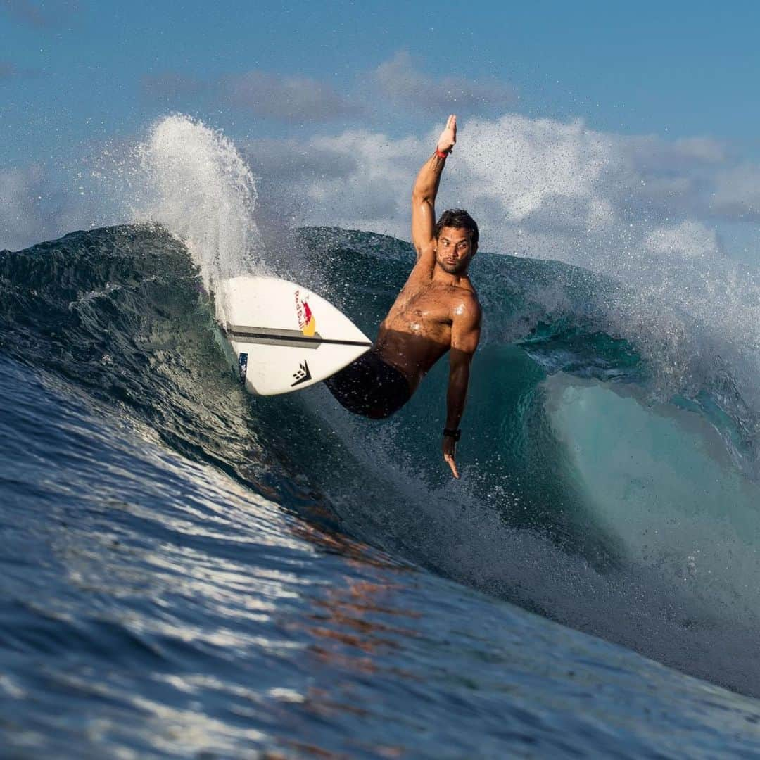 ミシェル・ボレーズさんのインスタグラム写真 - (ミシェル・ボレーズInstagram)「Hawaii 🌴 📷 @tallteef  @redbullfrance  @firewiresurfboards  @opt.pf  @airtahitinui  @futuresfins  @oamsurf」12月15日 3時32分 - bourezmichel