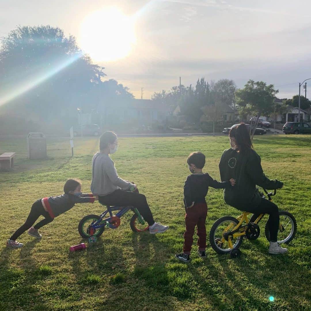 フリーディアのインスタグラム：「This is how moms roll 🚴 Take your kids bike and ask them to push you 😉 💕  Awesome photo by @pamcakegrams  * * 自転車を乗る時は子供の自転車を乗る事にしている。 そして子供に押してもらう　笑 あぁぁ楽しい #sunday #sundayfunday #bikes #bicycleriding #kids #kidbikes #funtimes #friends #love #family」