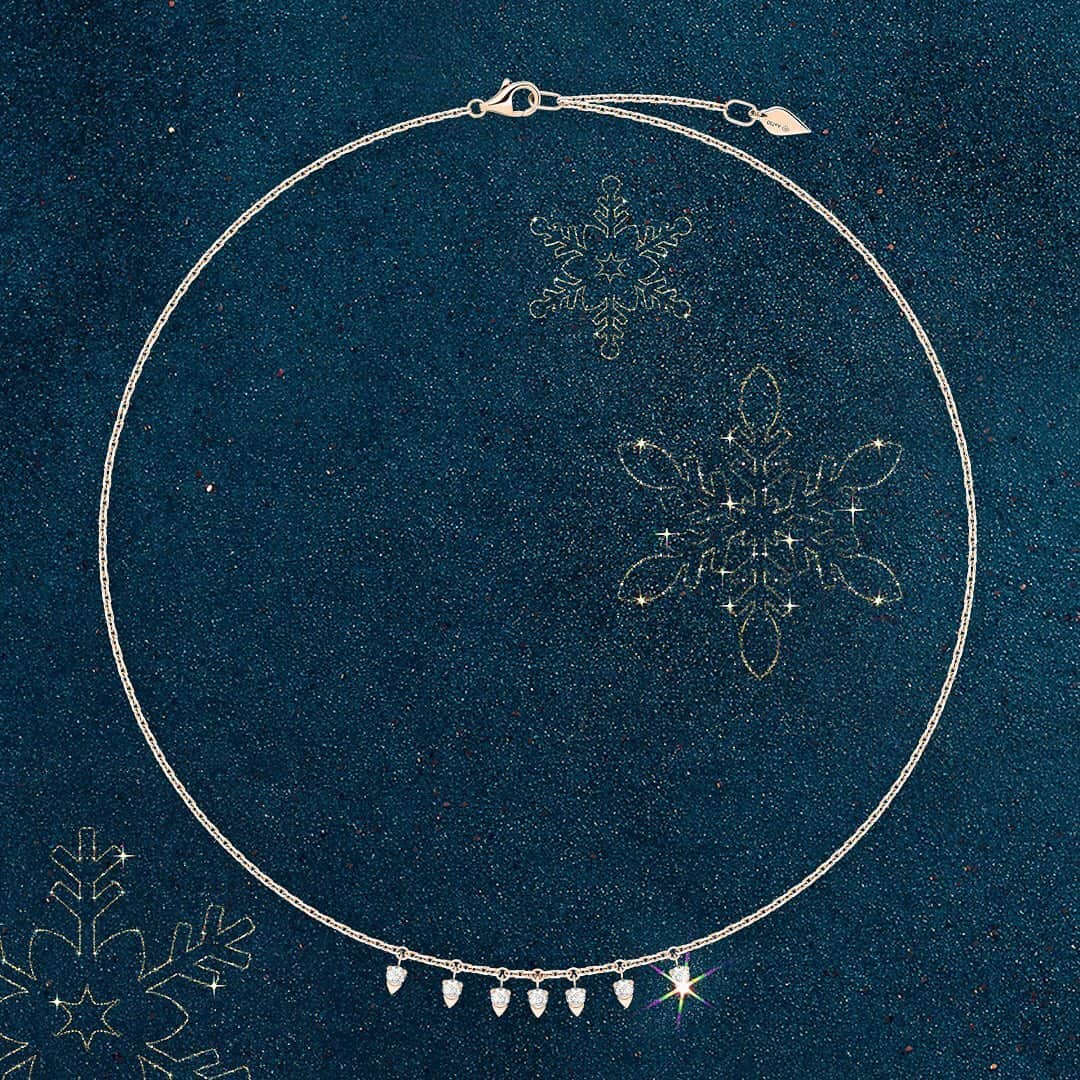 のインスタグラム：「𝑾𝒂𝒓𝒎 up the atmosphere with the shine of #PiagetSunlight. This 𝒇𝒍𝒖𝒊𝒅 diamond necklace moves with you, a creation that will be on everyone’s 𝒈𝒖𝒆𝒔𝒕 list this 𝒑𝒂𝒓𝒕𝒚 season. - #Piaget #PiagetJewellery #GoldNecklace #LuxuryNecklace #PiagetHoliday #ExtraordinaryHoliday」