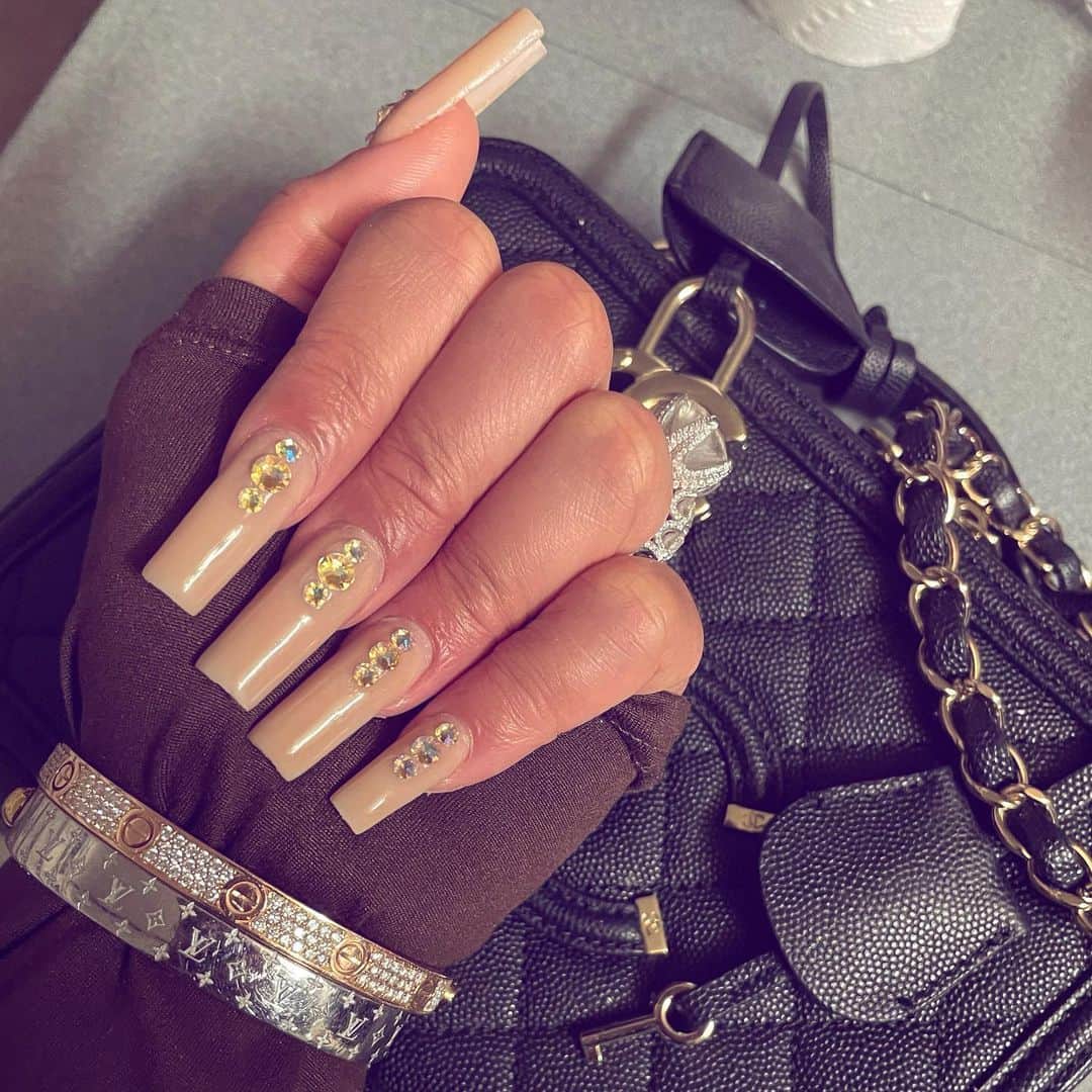 Tori Hughesのインスタグラム：「@dominican.beauty.nails_ 🤎」