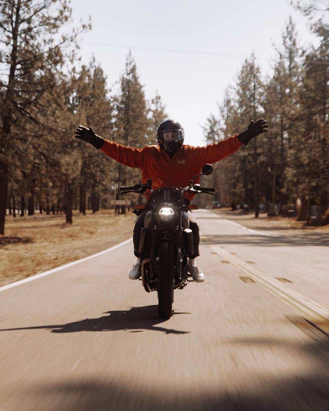 Mark Dohnerのインスタグラム：「LOOK MOM! NO HANDS! 👀😂 what gives your adrenaline? ALL OF THE ABOVE FOR ME! (last pic is the best) had a blast w/ the boys & @indianmotorcycle in Palm Springs!」