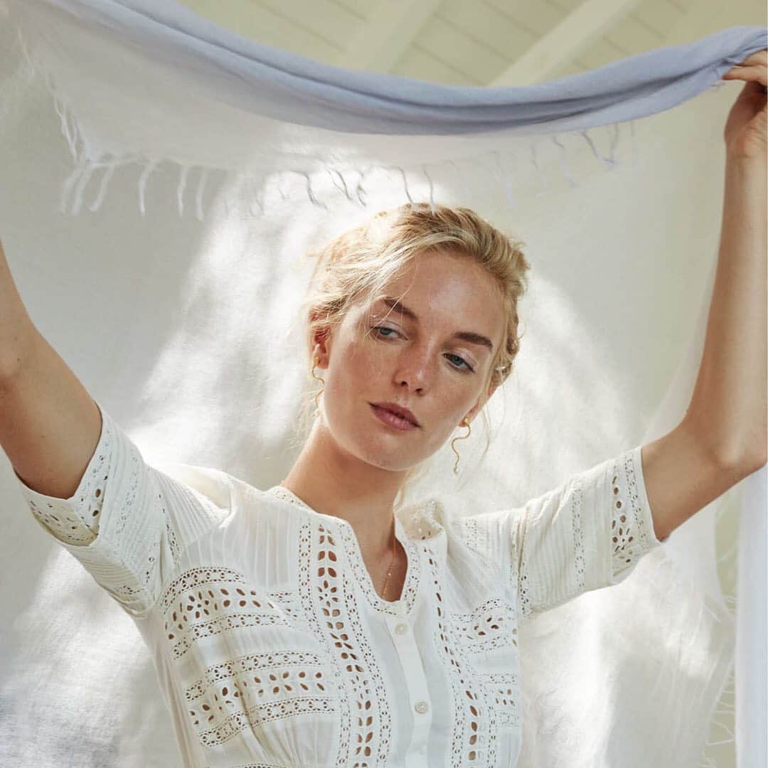 チャンルーのインスタグラム：「The Elements Sale ends tonight at midnight PST! Our final curation is inspired by air ☁️Shop a selection of featherweight cashmere and silk scarves at 25% off PLUS take an additional 25% off Sale styles. Discount automatically applied at checkout. Link in bio to shop!」