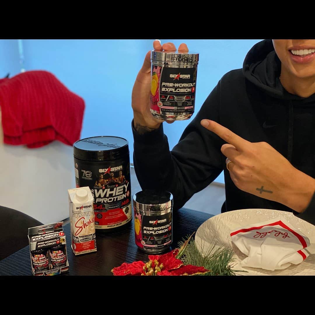 ブリトニー・グリナーのインスタグラム：「Every workout should be an EXPLOSION 💥 (even around the holidays) and with Six Star Pro Nutrition, I feel the power the whole time!      Want to join in and grind with me? You’re in luck! I’m giving away a Six Star Holiday bundle!    Rules are simple: 1. Follow @sixstarpronutrition 2. Like this post 3. Tag 2 Friends who want to grind this holiday season   Contest last for 72 hours. Best of luck!  GIVEAWAY CLOSED.   #ad #SixStarProNutrition #thegloryisinthegrind」
