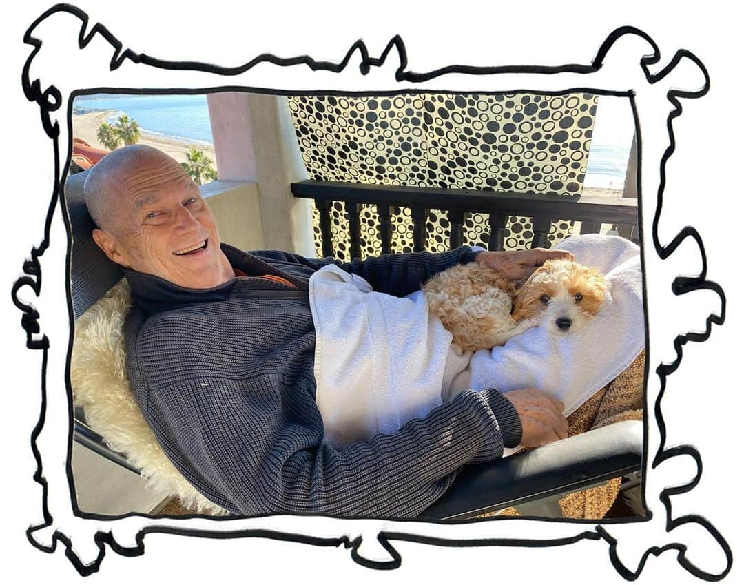 ジェフ・ブリッジスのインスタグラム：「Here’s the latest: • Feeling good • Shaved my head • Got a puppy - Monty • Had a Birthday - 71, man  More @: jeffbridges.com/latest」